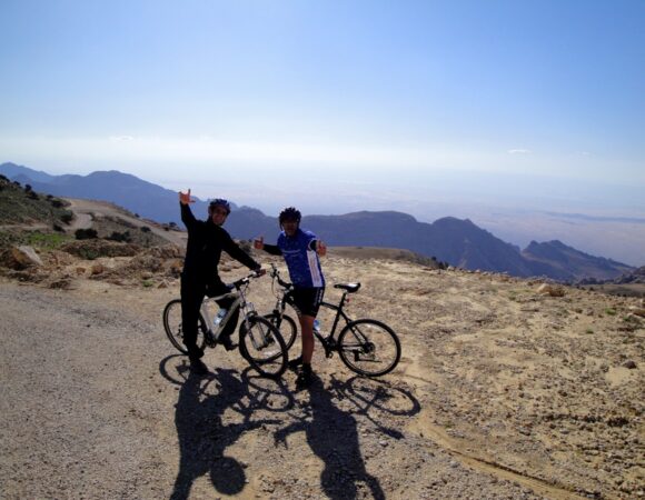 Two tourists standing at viewpoint Shobak with their mtb